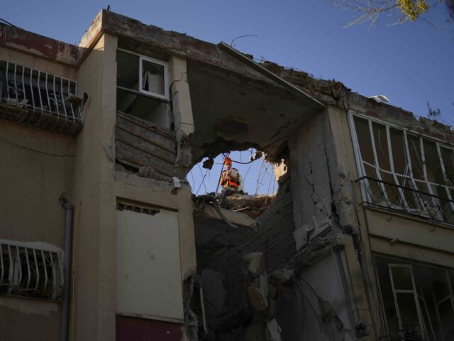 PHOTOS: Palestinian Rocket Hits Apartment Building Near Tel Aviv - Vimarsana News