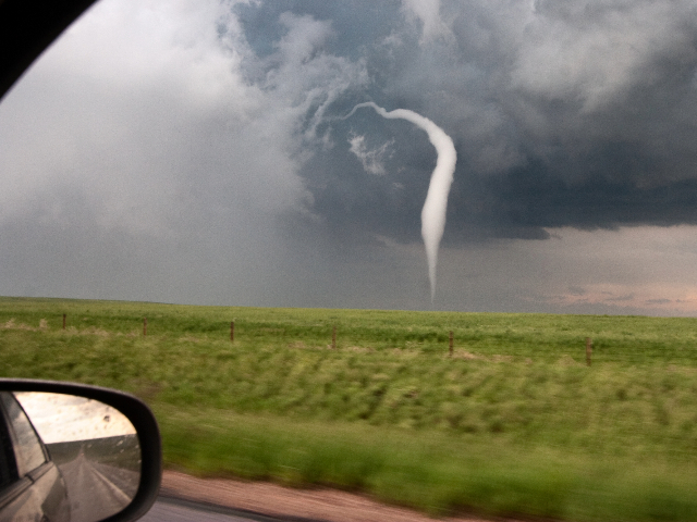 WATCH: Brief Tornado in San Antonio Shocks Drivers - Vimarsana News