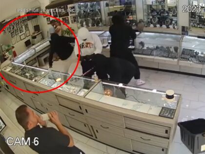 Alleged smash and grab thieves fled the premises of a Manhattan Beach, California, jewelry
