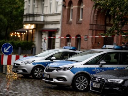 07 October 2023, Berlin: Police vehicles stand in front of the synagogue on Ryckestrasse.