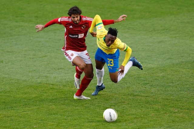Al Ahly defender Mohamed Hany (L) and Mamelodi Sundowns midfielder Thapelo Maseko clash du