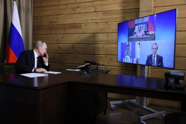 Bangladesh's Prime Minister Sheikh Hasina thanked Russian President Vladimir Putin (L) for