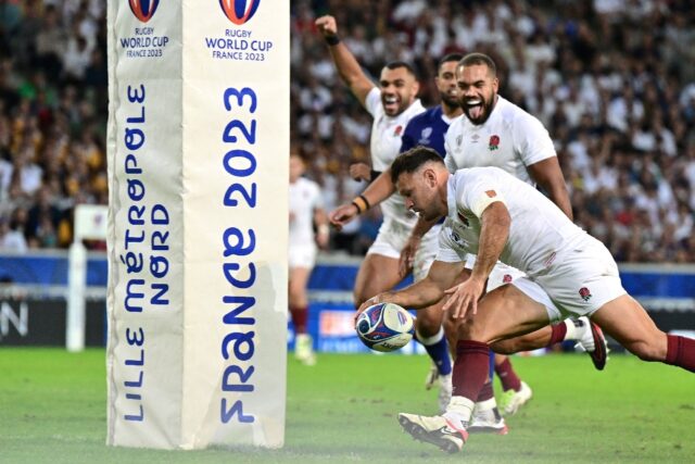 Danny Care (C) scores the crucial try in England's win over Samoa