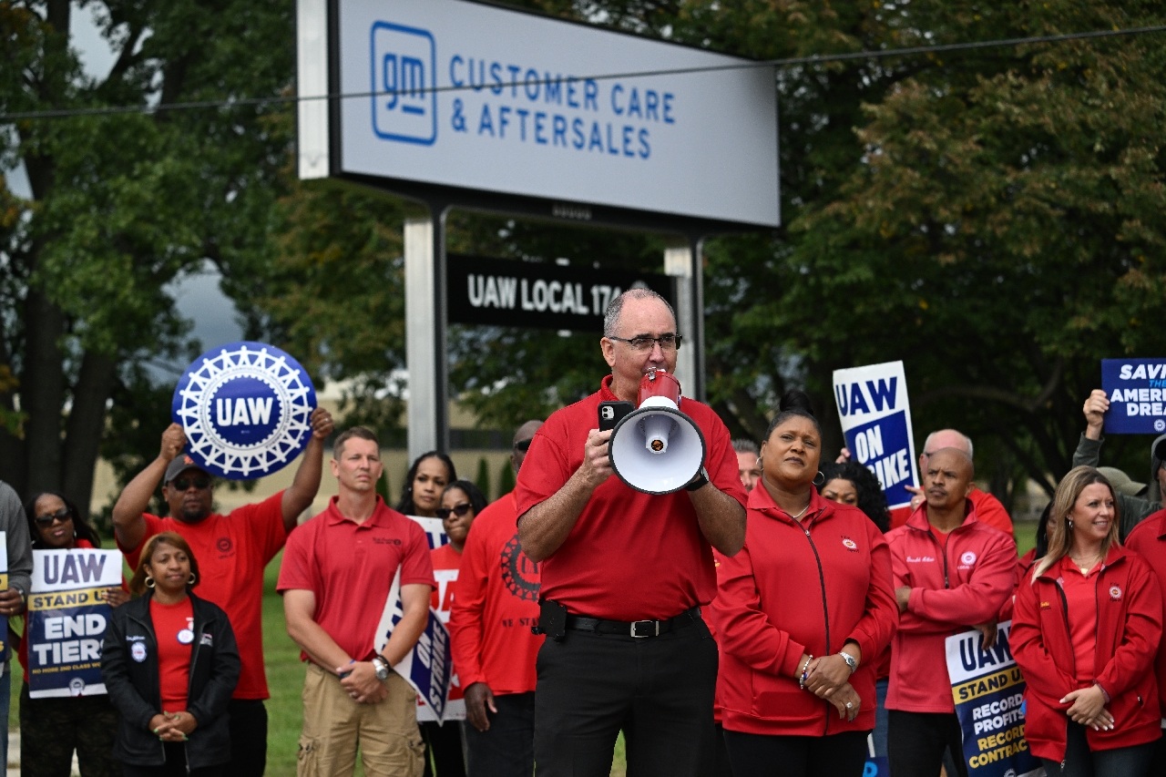 UAW Reports Progress in Negotiations with Big Three Automakers, Holds Off on Strike Expansion - Vimarsana News