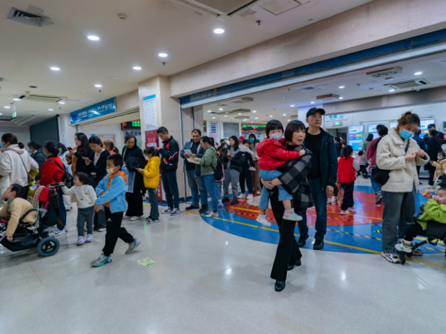 CHONGQING, CHINA - NOVEMBER 23, 2023 - Parents with children suffering from respiratory diseases line up at a children's hospital in Chongqing, China, November 23, 2023. (Photo credit should read CFOTO/Future Publishing via Getty Images)