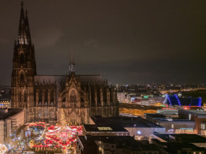 02 December 2022, North Rhine-Westphalia, Cologne: View from above of the Christmas market at the cathedral in Cologne. In many places in North Rhine-Westphalia, the Christmas markets are as busy as they were before the Corona pandemic. Numerous tourists are traveling again this year for the special experience. (to dpa: …