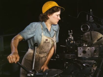 Female industrial worker, Second World War, USA 1940's. (Photo by: Ann Ronan Picture