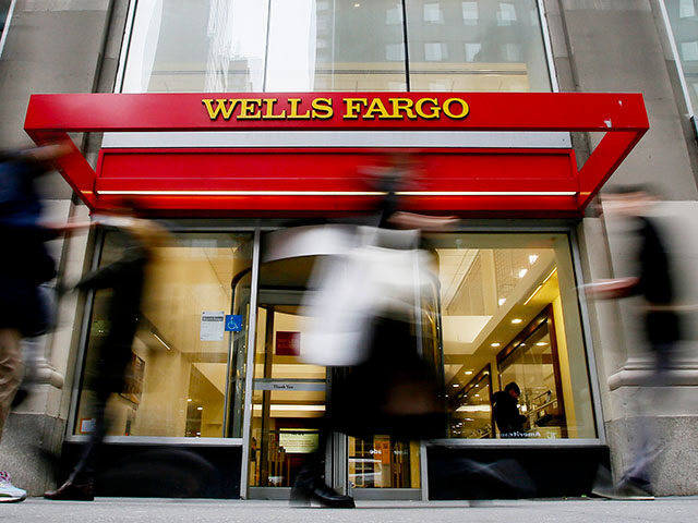 People walk past a Wells Fargo branch on January 10, 2023 in New York City. Wells Fargo ag