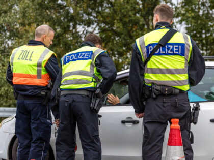 24 October 2023, Brandenburg, Bademeusel: Federal police officers and a customs officer talk to the driver of a car on the A15 highway, on the border between Poland and Germany. Temporary stationary internal border controls have been in place for the borders with Poland, the Czech Republic and Switzerland since …