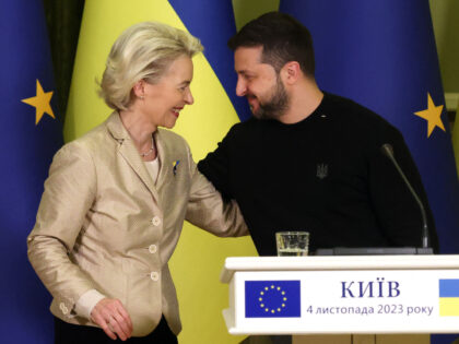 TOPSHOT - European Commission President Ursula von der Leyen (L) and Ukraine's President V