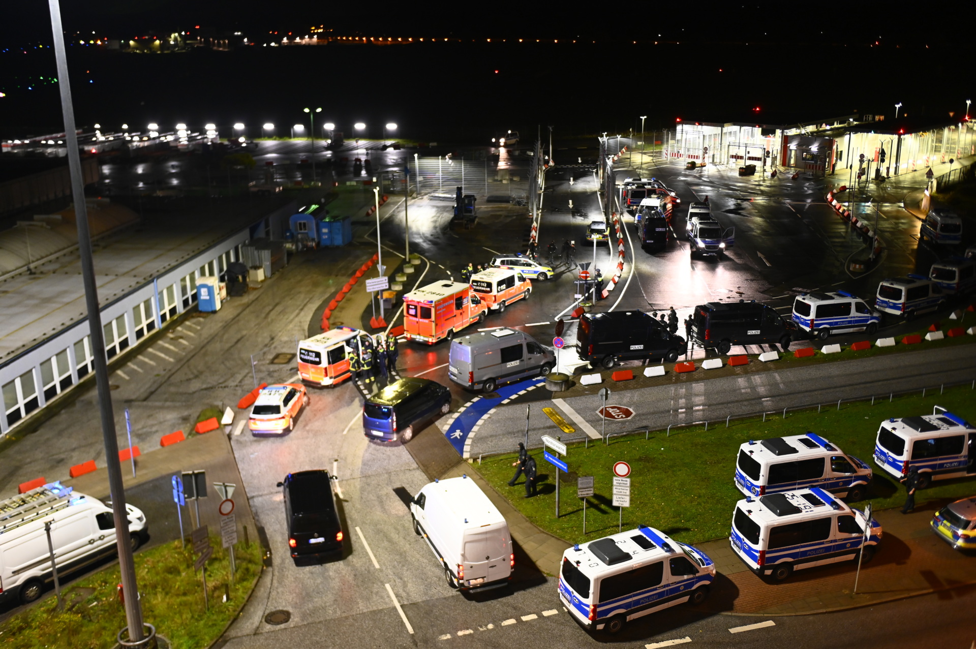 dpatop - 04 November 2023, Hamburg: Police cars and ambulances at the airport.  Hamburg Airport was closed after a car entered the terminal.  A federal police spokesman said on Saturday evening that a gunman penetrated the gate with his car and fired twice in the air.  Photo: Jonas Falsberg/DPA (Photo by Jonas Falsberg/Image Alliance via Getty Images)