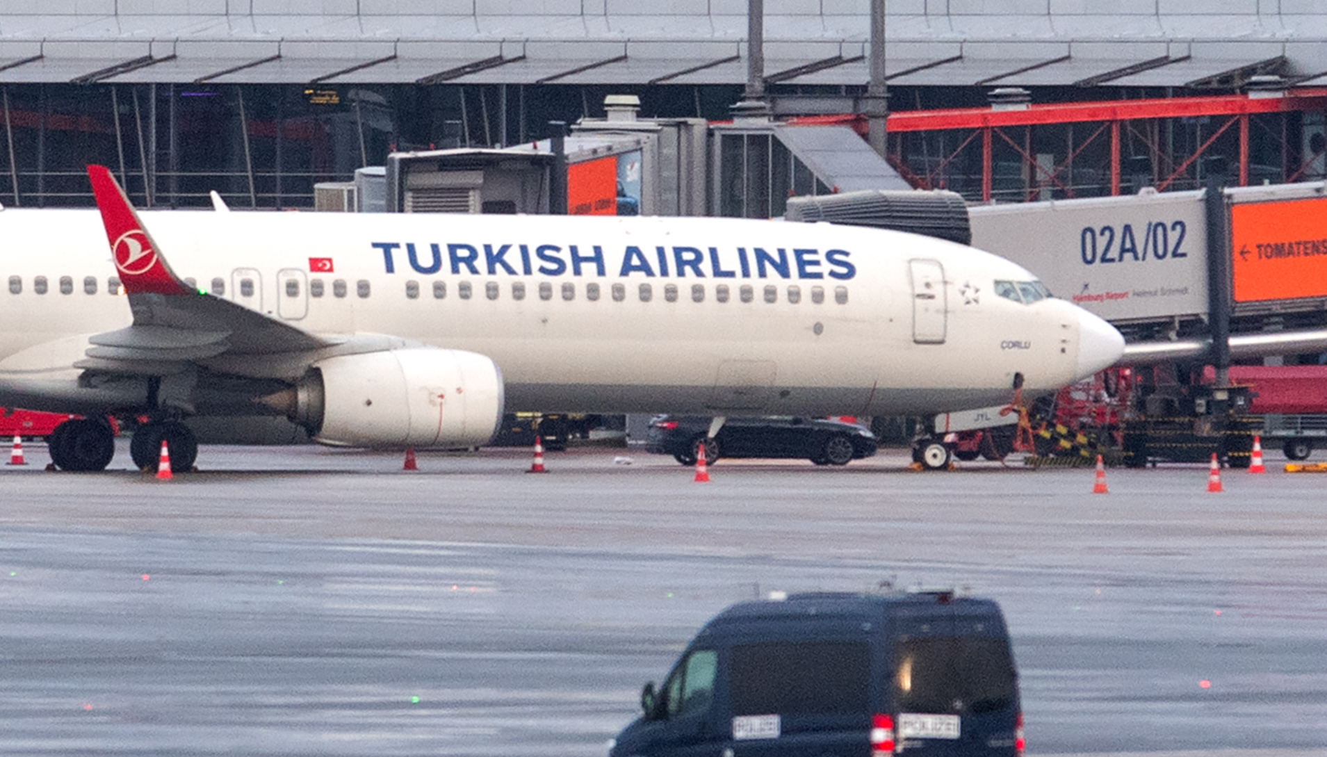 05 November 2023, Hamburg: A Turkish Airlines plane is parked in the apron of the closed Hamburg Airport.  Behind the plane is a car in which the suspected hostage taker is said to be sitting with his child.  An armed man holds his four-year-old daughter at the airport.  According to the police, the background to the attack is a custody dispute.  Photography: Daniel Boeckoldt/DPA (Photo by Daniel Boeckoldt/Photo Alliance via Getty Images)