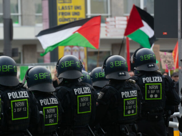 Police are seen as nearly a thousand pro-Palestinian protesters are gathering on the oppos