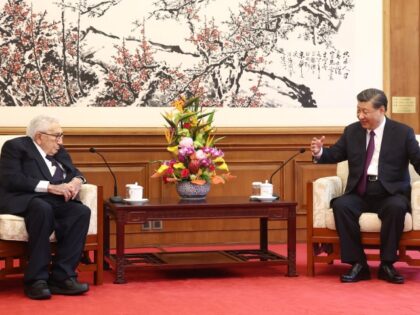 China's Xi Jinping (R) speaks with former U.S. secretary of state Henry Kissinger dur