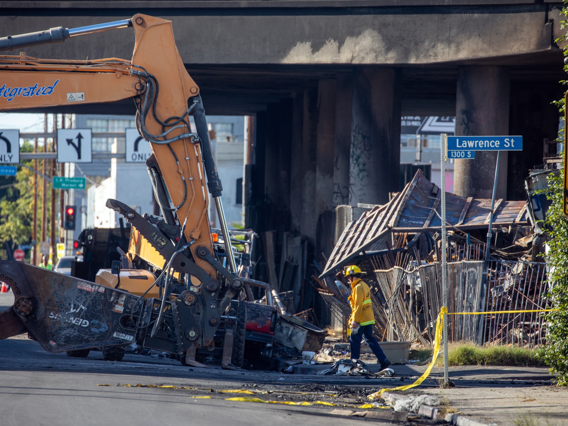 Massive Homeless Encampment Fire Shuts Down LA FWY Indefinitely - Vimarsana News