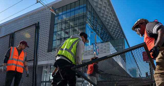 NextImg:San Francisco Erects Barricades to Keep out the Homeless for Xi Jinping