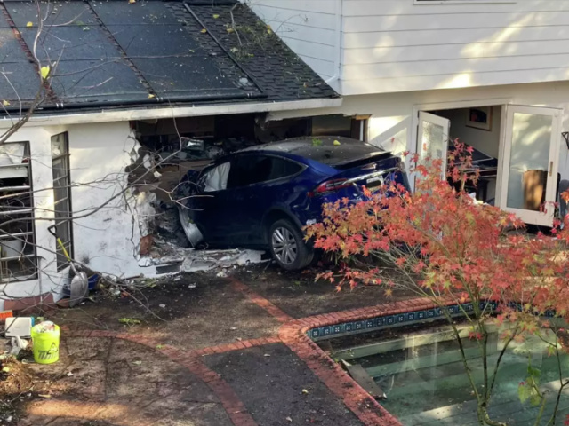 VIDEO: Tesla Flies over Pool and Smashes into California Home - Vimarsana News