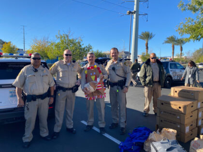 Police officers in Las Vegas, Nevada, delivered turkeys and all the fixings so people in n
