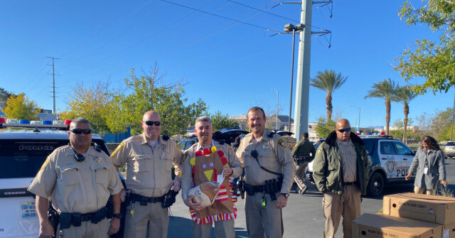 PHOTOS: Las Vegas Police Deliver Thanksgiving Meals to Neighbors in Need