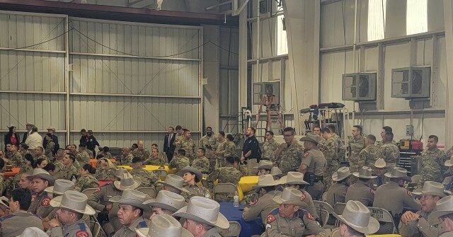 President Trump, Gov. Abbott Serve Thanksgiving Meals to Texas Border Troops, State Police