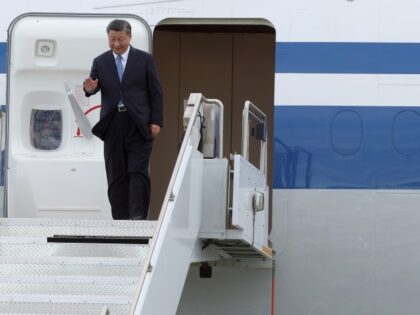 Chinese President Xi Jinping arrives at San Francisco International Airport ahead of the A