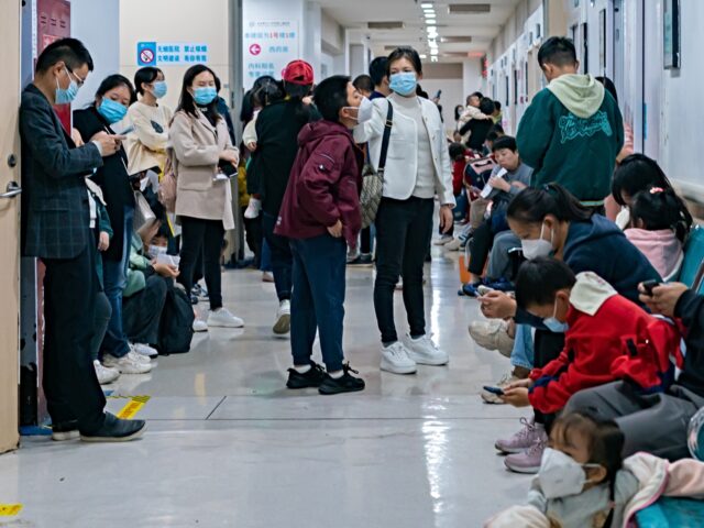 Parents with children who are suffering from respiratory diseases are lining up at a child
