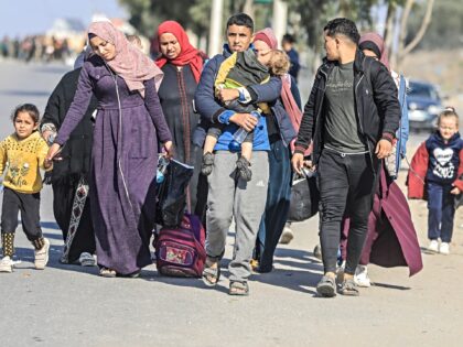 18 November 2023, Palestinian Territories, Gaza City: Palestinian families flee Gaza City