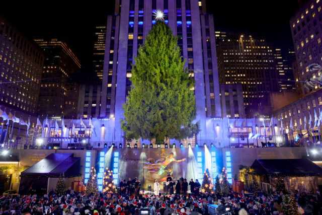 NEW YORK, NEW YORK - NOVEMBER 29: Kelly Clarkson performs during the 2023 Rockefeller Cent