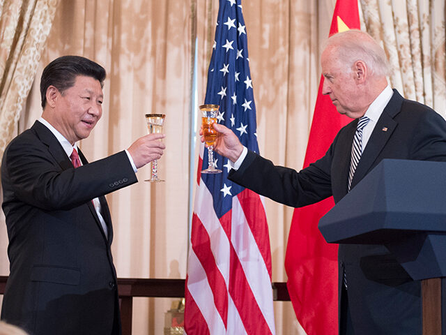 U.S. Vice President Joe Biden raises his glass to toast Chinese President Xi Jinping at a State Luncheon in the Chinese President's honor at the U.S. Department of State in Washington, DC, on September 25, 2015. (U.S. State Department/Flickr)