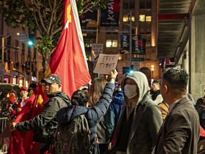 Pro-China and Pro-Tibet demonstrators outside the Hyatt Regency Hotel during the Asia-Paci