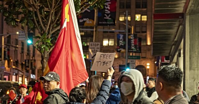 Pro-China and Pro-Tibet Groups Clash in San Francisco as Xi Arrives