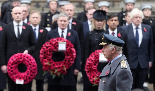 The king laid a wreath on the Cenotaph shortly after the nation fell silent at 11:00 am to