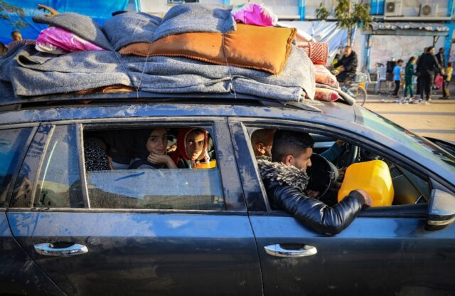 Palestinians who had taken refuge in temporary shelters return to their homes in eastern K