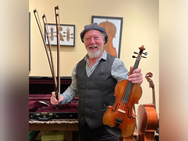 PHOTO: World-Renowned Fiddler Reunites with Violin Stolen in Portland - Vimarsana News