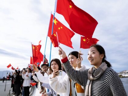 People welcome Chinese President Xi Jinping in San Francisco, the United States, Nov. 14,