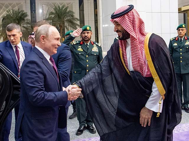 Prince Mohammed bin Salman (R) welcomes Russian President Vladimir Putin (L) at Al Yamamah