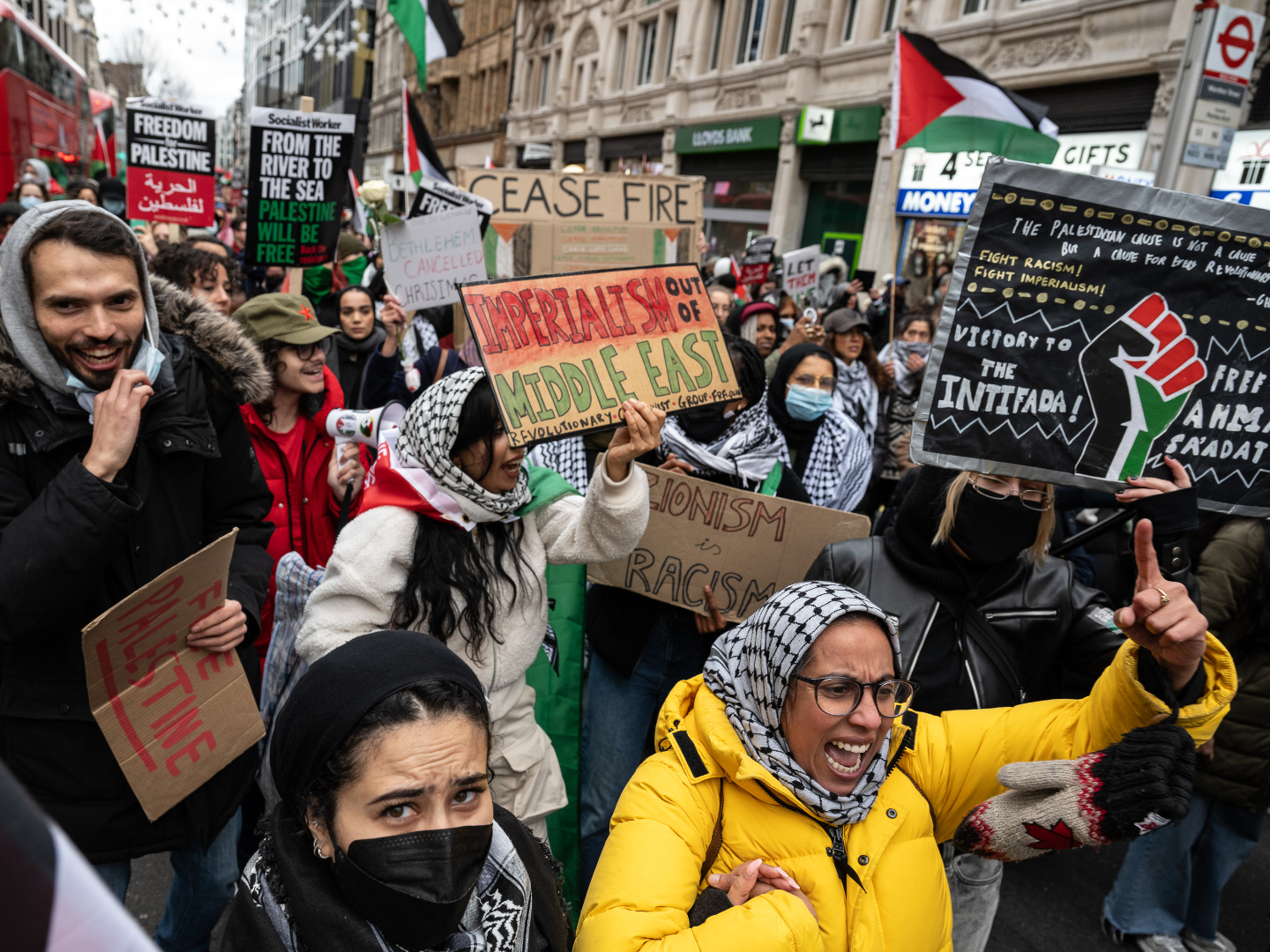 Anti-Israel Activists Block Shops on Oxford Street Ahead of Christmas - Vimarsana News