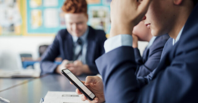 New Zealand Conservative Govt to Ban Cellphones in Schools