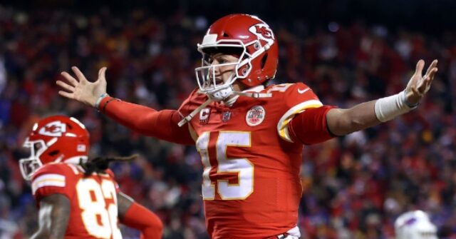 VIDEO: Pat Mahomes Loses His Mind with the Officials After Chiefs Suffer Second Straight Loss