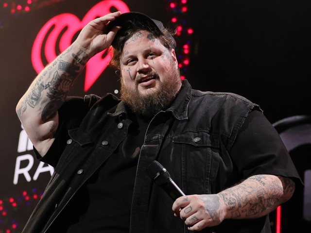 PHOTO: Singer Jelly Roll Donates Tractor-Trailer of Toys to Children - Vimarsana News