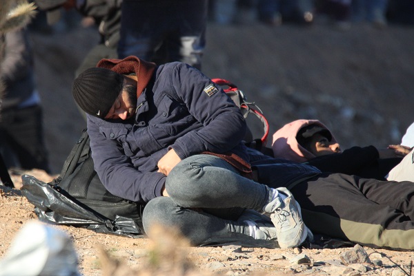 Migrants struggle to keep warm in makeshift camp near Arizona-Mexico border.  (Randy Clark/Breitbart Texas)