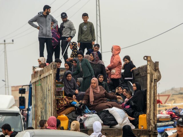 05 December 2023, Palestinian Territories, Rafah: Palestinians fleeing fierce battles betw