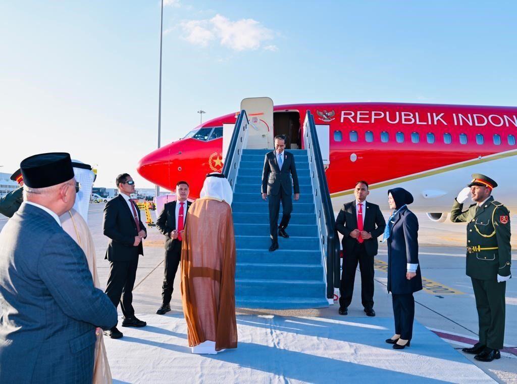 President Jokowi and limited delegates arrived at Al Maktoum International Airport in Dubai, the United Arab Emirates, Thursday (11/30). (Photo by: BPMI of Presidential Secretariat/Laily Rachev) Read more: https://setkab.go.id/en/president-jokowi-to-attend-cop28-in-uae/