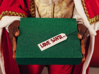 Santa Claus presenting a gift box (Pexels/KoolShooters).