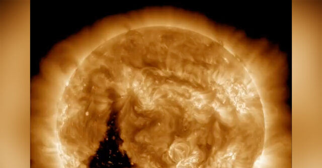 Scientists: 'Dark Hole' on Sun Emitting 'Fast Radiation' Toward Earth