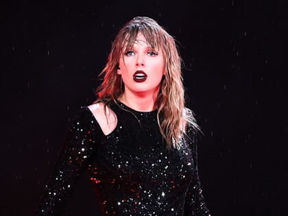 SYDNEY, AUSTRALIA - NOVEMBER 02: Taylor Swift performs at ANZ Stadium on November 02, 2018