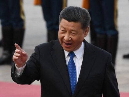 Uzbekistan President Shavkat Mirziyoyev (R) listens to Chinese President Xi Jinping (L) du