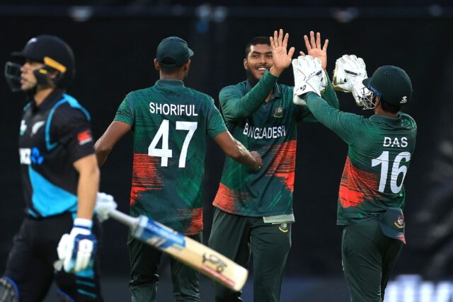 Bangladesh's Rishad Hossain (2nd R) celebrates with teammates Shoriful Islam (2nd L) and w