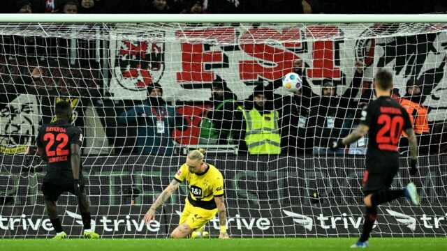 Bayer Leverkusen's Victor Boniface (L) equalises for his side against Borussia Dortmund