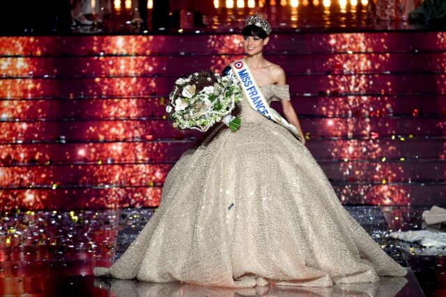 Miss France 2024, Miss Nord-Pas-de-Calais, Eve Gilles, sur scène après son élection à